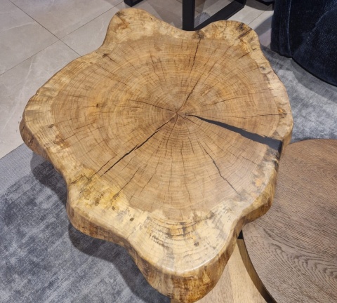 Stolik kawowy z plastra dębu, nieregularny, lakierowany, 115x90 cm gr 10 cm Stolik kawowy z plastra dębu, nieregularny, lakierowany, 115x90 cm gr 10 cm