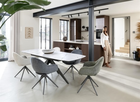 (R, od ręki) Fotel obrotowy z podłokietnikami FINN w tkaninie Livigno, ciemnozielony z grafitową podstawą