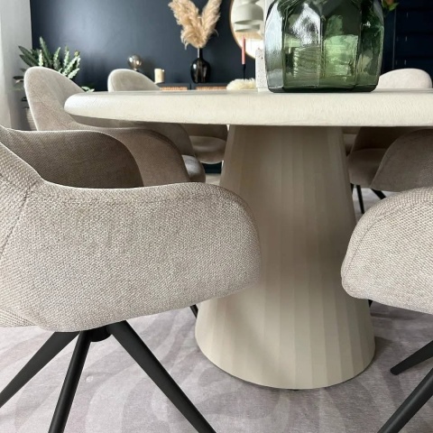 (R, od ręki) Fotel obrotowy z podłokietnikami FINN w tkaninie Livigno, kremowy z grafitową podstawą