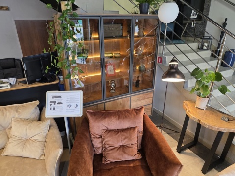 [fabrycznie nowa, na zmówienie] Witryna TRAPANI - 160 cm Henders& Hazel Mangifera Smoked