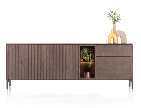 (M, defekt) Komoda TRENTON 210 cm z forniru dębowego w kolorze clay, metalowa podstawa, 2 drzwi, 3 szuflady, 2 nisze LED