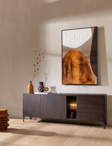 (M, defekt) Komoda TRENTON 210 cm z forniru dębowego w kolorze clay, metalowa podstawa, 2 drzwi, 3 szuflady, 2 nisze LED